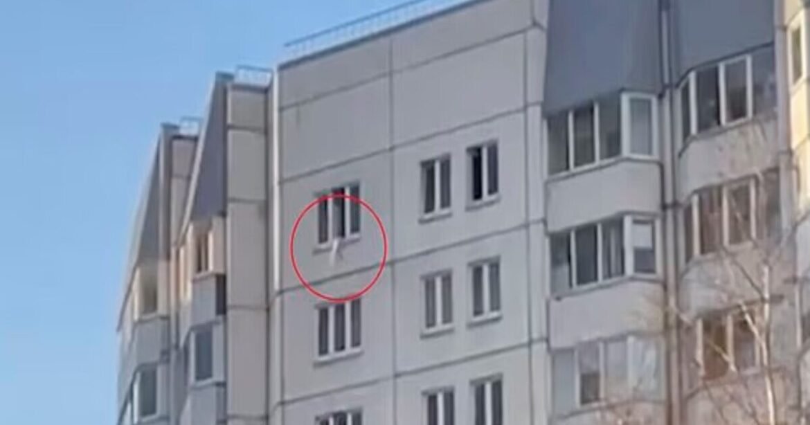 Σοκαριστικό βίντεο από την Αγία Πετρούπολη: Βρέφος έπεσε στο κενό από τα 30 μέτρα – Σώθηκε από θαύμα