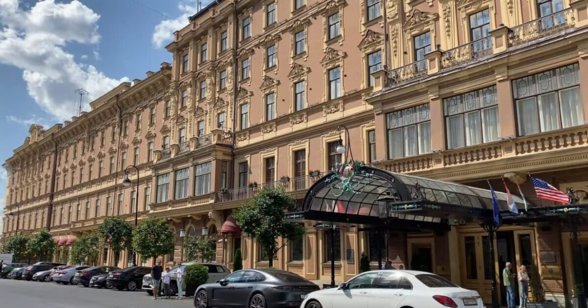 Το πολυτελές ξενοδοχείο της Louis Vuitton στην Αγία Πετρούπολη που δεν έκλεισε ποτέ: Άντεξε στις κυρώσεις, φιλοξενεί «ειδικούς» πελάτες