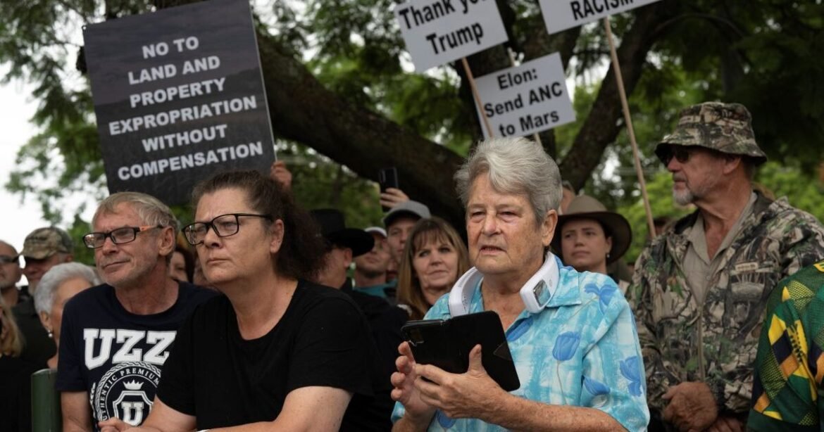 Reuters: Οι ΗΠΑ θέλουν να φέρνουν 4.500 λευκούς Νοτιοαφρικανούς ως «πρόσφυγες» τον μήνα
