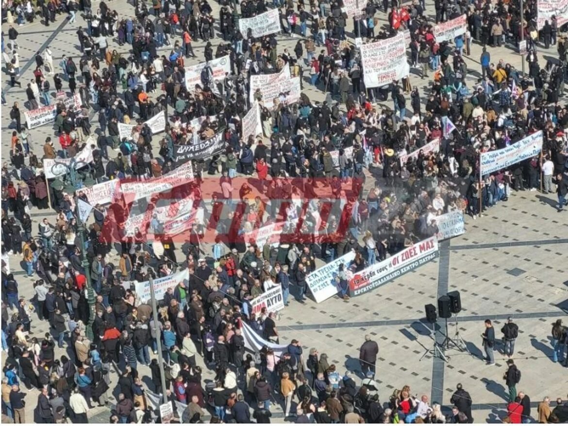 Πάτρα: Με σύνθημα «Δεν ξεχνάμε – Δεν συγχωρούμε» φοιτητές, εκπαιδευτικοί και συνταξιούχοι στη συγκέντρωση για τα Τέμπη – ΒΙΝΤΕΟ