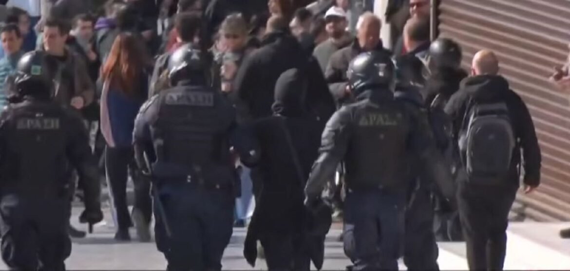 Σύνταγμα: Ένταση και επεισόδια μετά το συλλαλητήριο για τα Τέμπη – Πετροπόλεμος και κρότου λάμψης