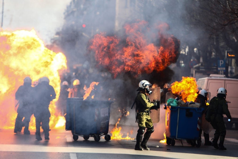ΕΛΑΣ: 9 συλλήψεις για τα επεισόδια στη Θεσσαλονίκη μετά την πορεία για τα Τέμπη – Τραυματίστηκαν 2 αστυνομικοί