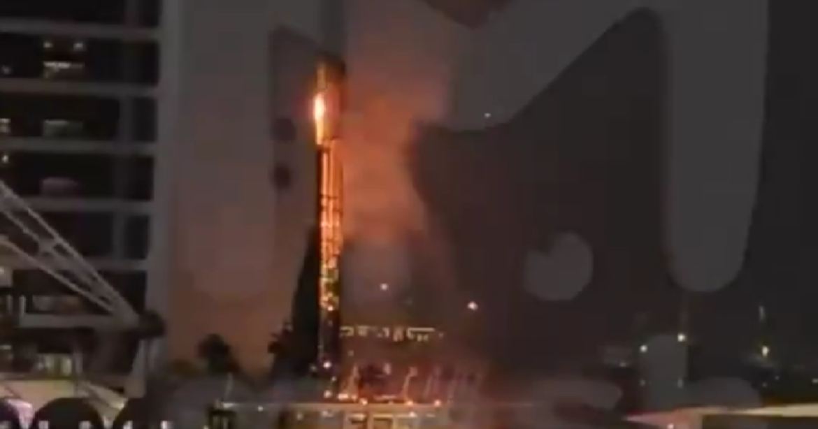 Ντουμπάι: Στις φλόγες το Μπουρτζ Αλ Αράμπ μετά από χτύπημα από ιρανικό drone – Δείτε βίντεο