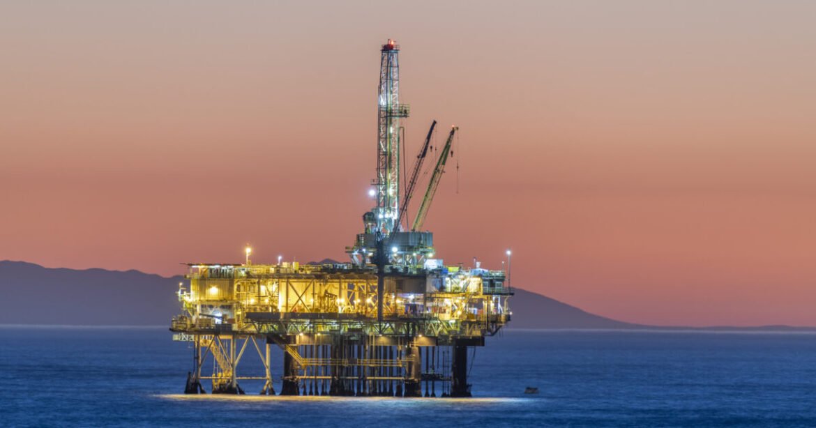 Πετρέλαιο: Ο πόλεμος πυροδοτεί ράλι των διεθνών τιμών και φέρνει ανατιμήσεις στην ελληνική αγορά – Αυξήσεις σε βενζίνη και τρόφιμα