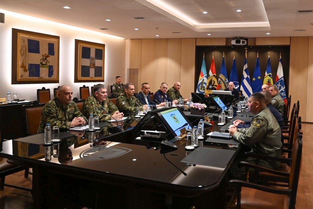 Εκτακτη σύσκεψη στο υπουργείο Αμυνας για τις εξελίξεις στη Μέση Ανατολή