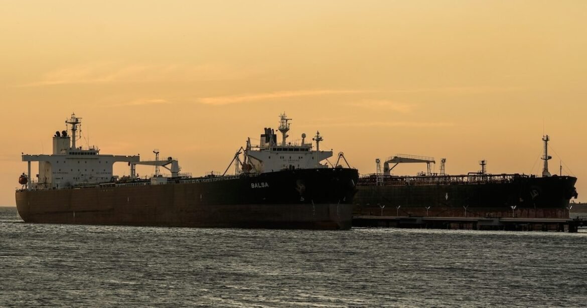 Πάνω από 150 τάνκερ παραμένουν εγκλωβισμένα από το κλείσιμο των Στενών του Ορμούζ