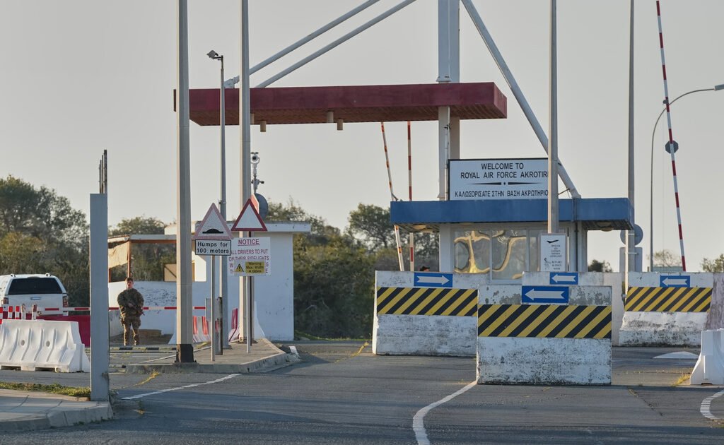 Κύπρος: Χτύπησε υπόστεγο του αεροδρομίου το drone – Για 4 ώρες μαινόταν η φωτιά