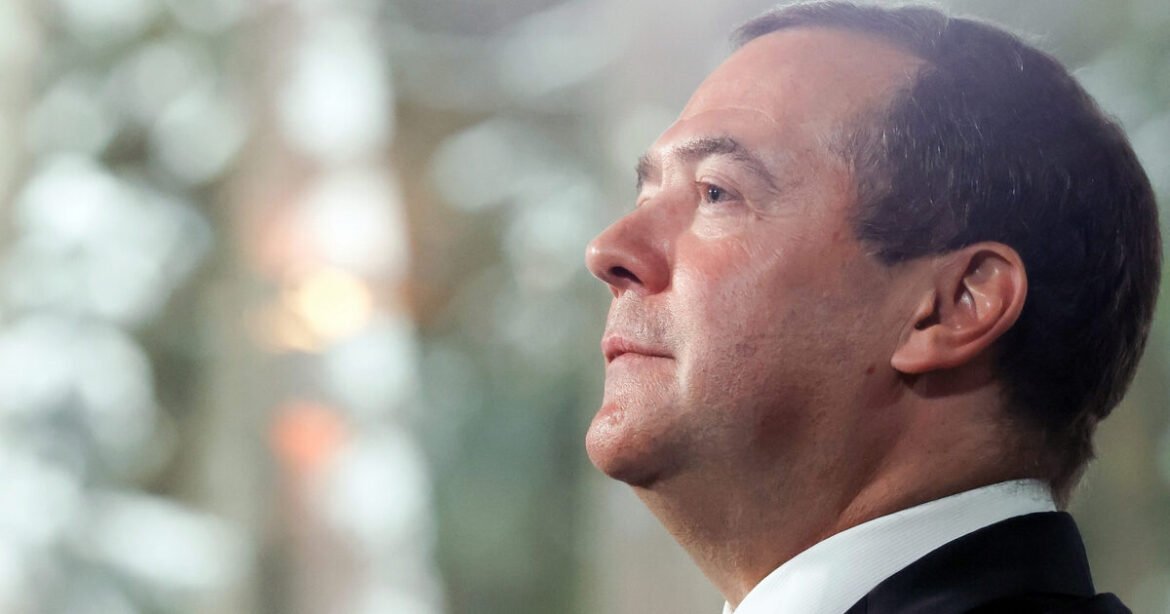 Μεντβέντεφ: Αναπόφευκτος ο Γ΄ Παγκόσμιος αν συνεχιστεί η «παράλογη πορεία» του Τραμπ