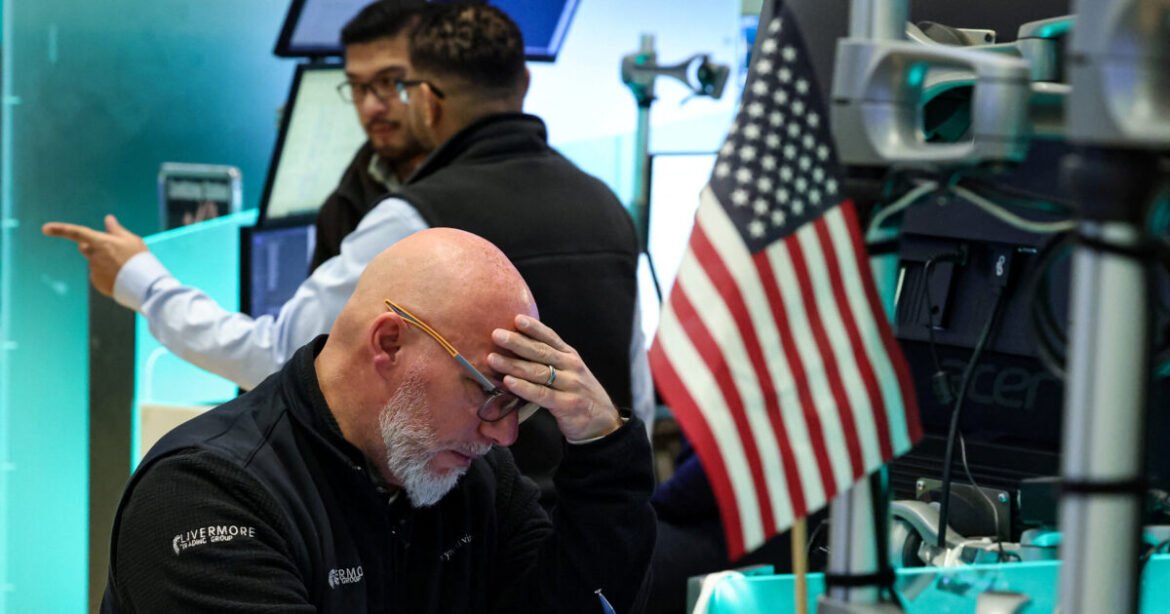 Μαζικό sell off στη Wall Street: Ο Dow Jones χάνει 1200 μονάδες στη δίνη της κρίσης του πετρελαίου