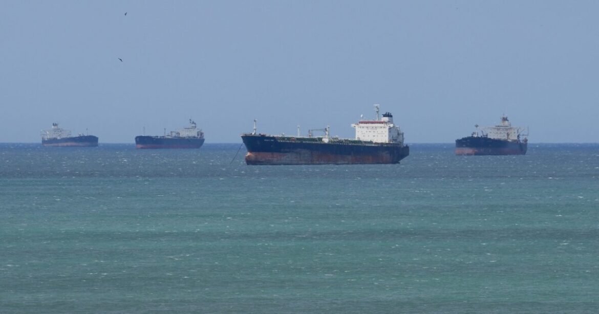 Κρίση στη ναυτιλία: 3.200 πλοία εγκλωβισμένα στον Περσικό Κόλπο – Η εικόνα στα Στενά του Ορμούζ