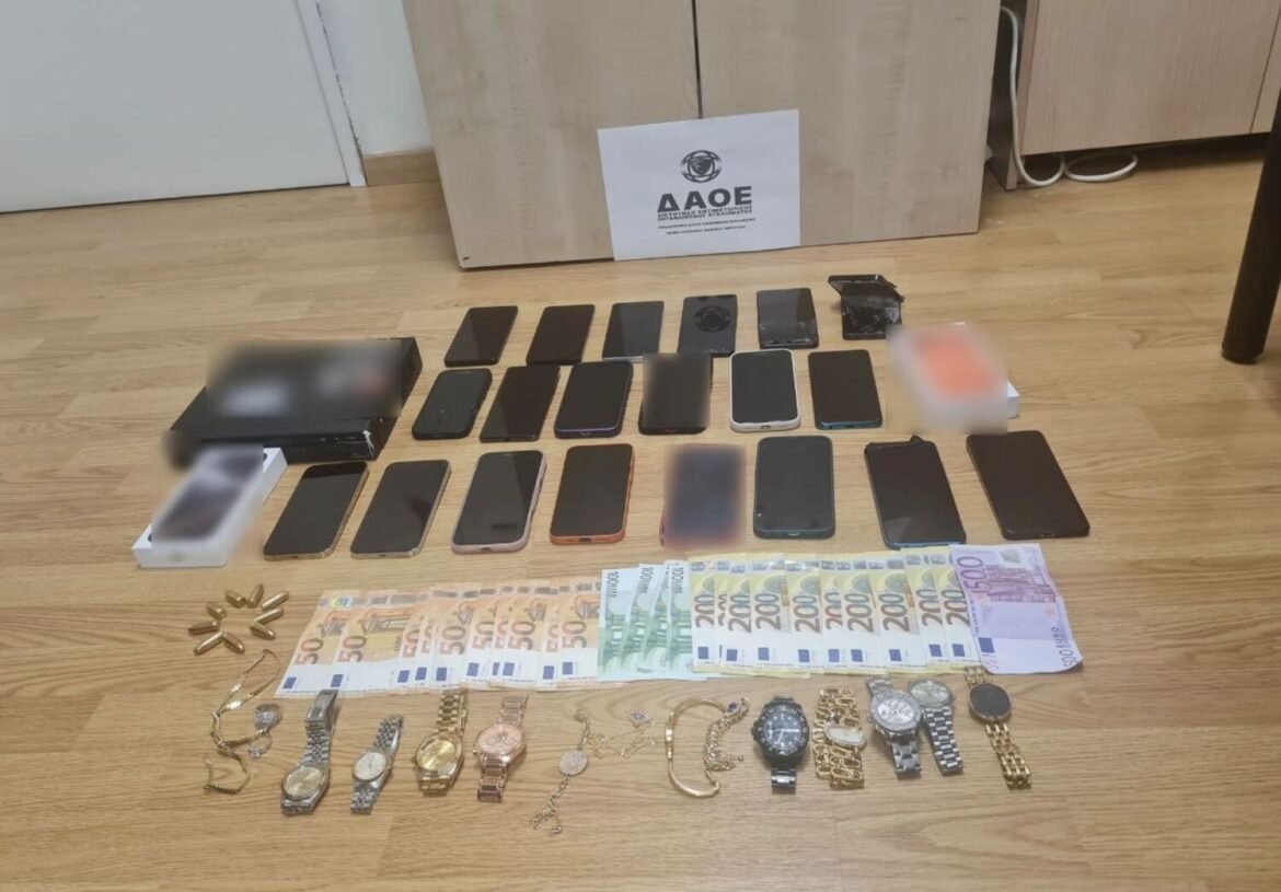 Εξαρθρώθηκε συμμορία που διέπραττε απάτες: Ο «διευθυντής», οι «τηλεφωνητές» και η λεία των 280.000 ευρώ