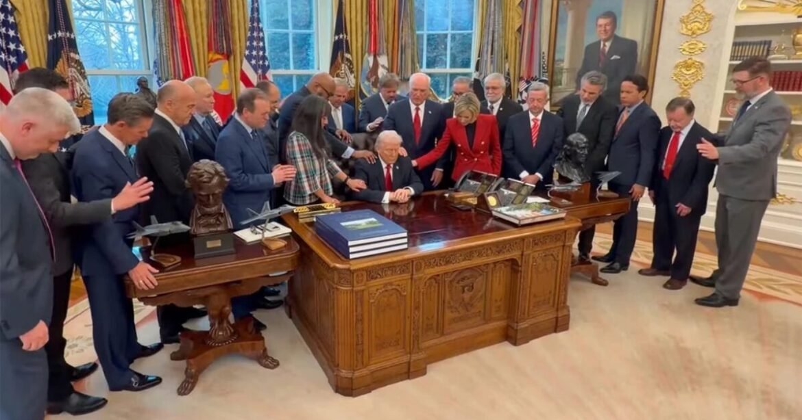 Το είδαμε και αυτό: Πάστορες ακουμπούν τον Τραμπ και προσεύχονται για… καθοδήγηση και σοφία