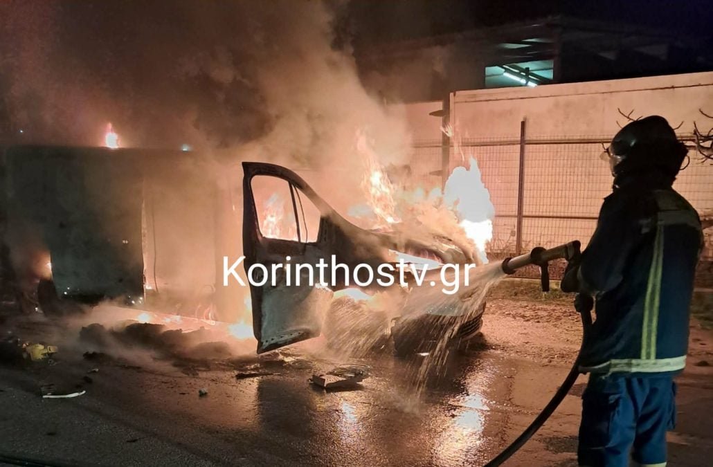 Αρχαία Κόρινθος: Φορτηγάκι έγινε παρανάλωμα του πυρός – Δείτε βίντεο και φωτό