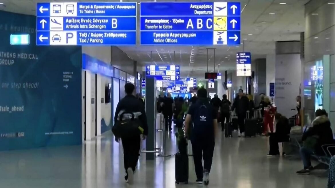 Επαναπατρίστηκαν άλλοι 136 Έλληνες από τη Μέση Ανατολή – Χαμόγελα, αγκαλιές και ανακούφιση