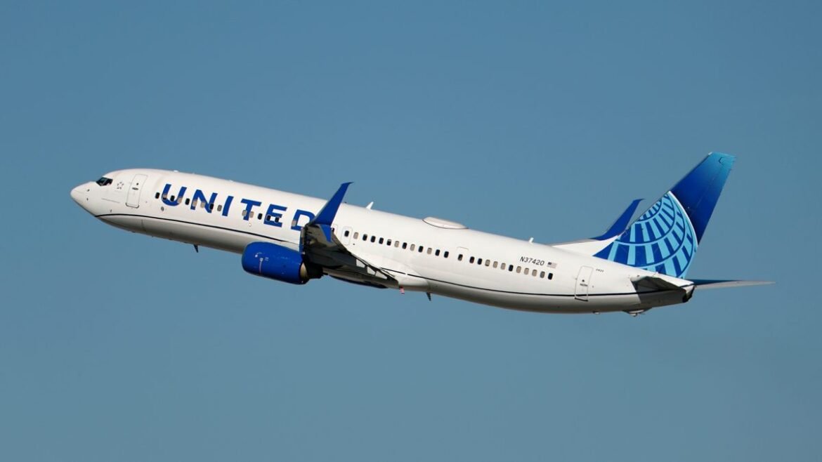 United Airlines: Τέλος στον ήχο χωρίς ακουστικά – Κίνδυνος απομάκρυνσης από την πτήση