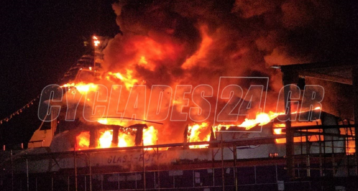 Σύρος: Κάηκαν 3 σκάφη στο λιμάνι – Βίντεο από τη φωτιά