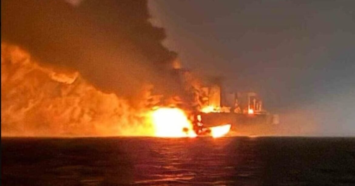 Το Ιράν χτύπησε τάνκερ στα Στενά του Ορμούζ – Εγκλωβισμένα πάνω από 170 πλοία ελληνικών συμφερόντων