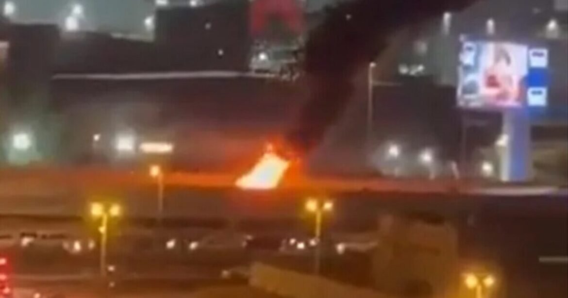 Nτουμπάι: Οδηγός σκοτώθηκε από θραύσματα πυραύλου που έπεσαν στο αυτοκίνητό του (Βίντεο)