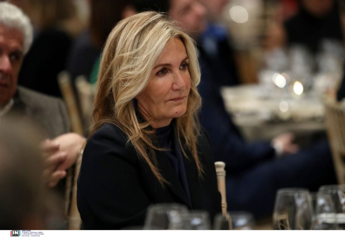 Μαρέβα Μητσοτάκη για το δημοσίευμα για την επιστροφή της κόρης της από το Ντουμπάι: «Ντροπή – Fake News»