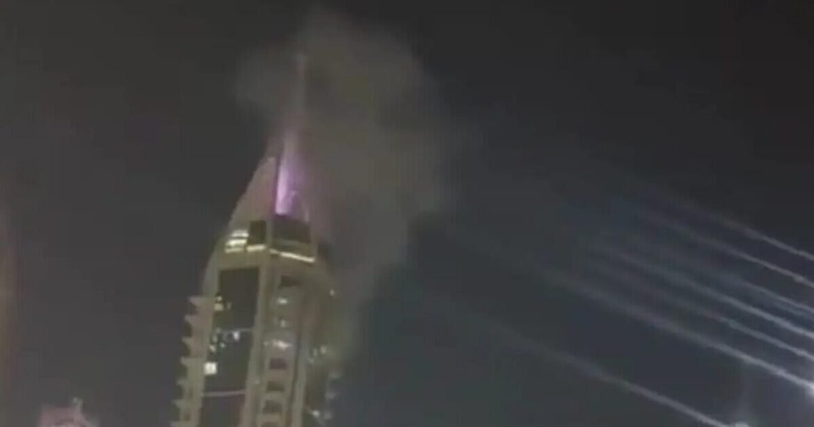 Σκηνές πανικού στο Ντουμπάι: Συντρίμμια από ιρανικό βλήμα έπεσαν σε ουρανοξύστη στη Μαρίνα – Εκκενώθηκαν κτίρια (Βίντεο)