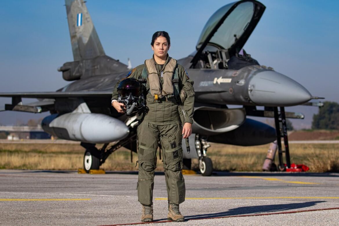 Ημέρα της Γυναίκας: Η πρώτη Ελληνίδα πιλότος F-16 στο enikos.gr – «Όλος μου ο αγώνας επικεντρώθηκε στο να