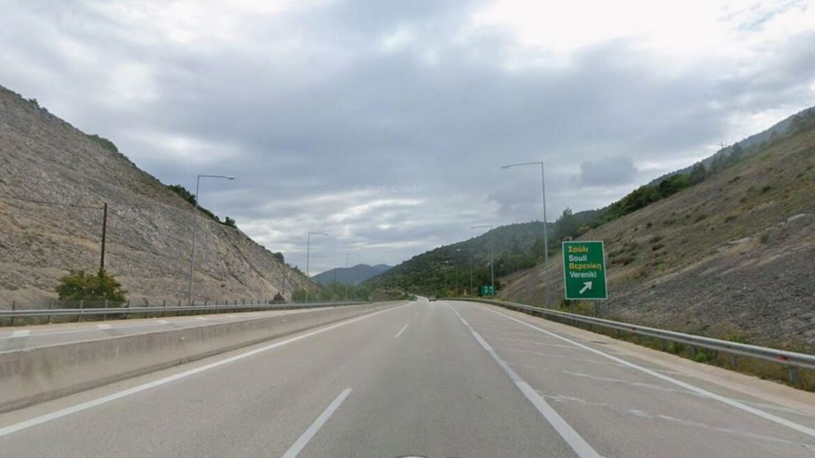 Θεσπρωτία: Βράχοι έπεσαν στην Εγνατία μετά τον σεισμό