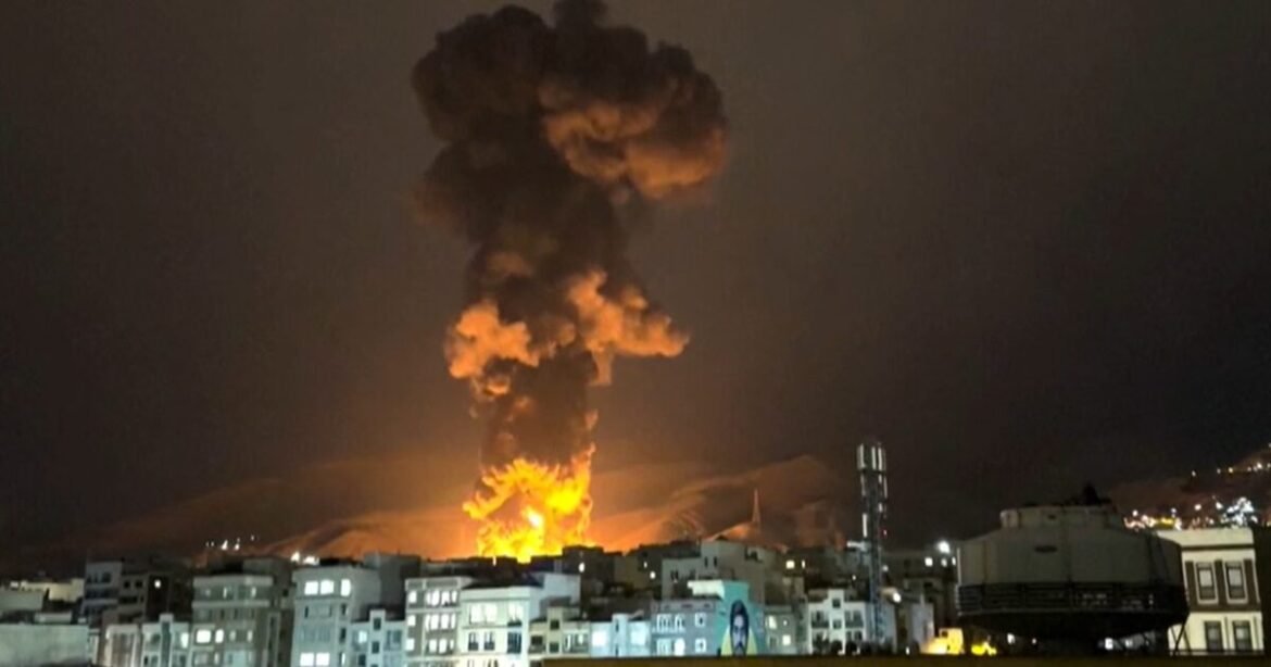 «Μαύρη βροχή» στην Τεχεράνη μετά από χτύπημα σε πετρελαϊκές εγκαταστάσεις – Οι τελευταίες εξελίξεις στον πόλεμο