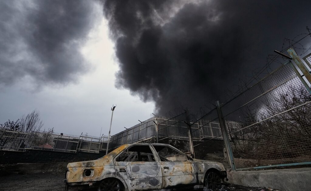 Δυστοπικό σκηνικό στην Τεχεράνη: Μαύρος καπνός και τοξική βροχή – Φωτογραφίες, βίντεο