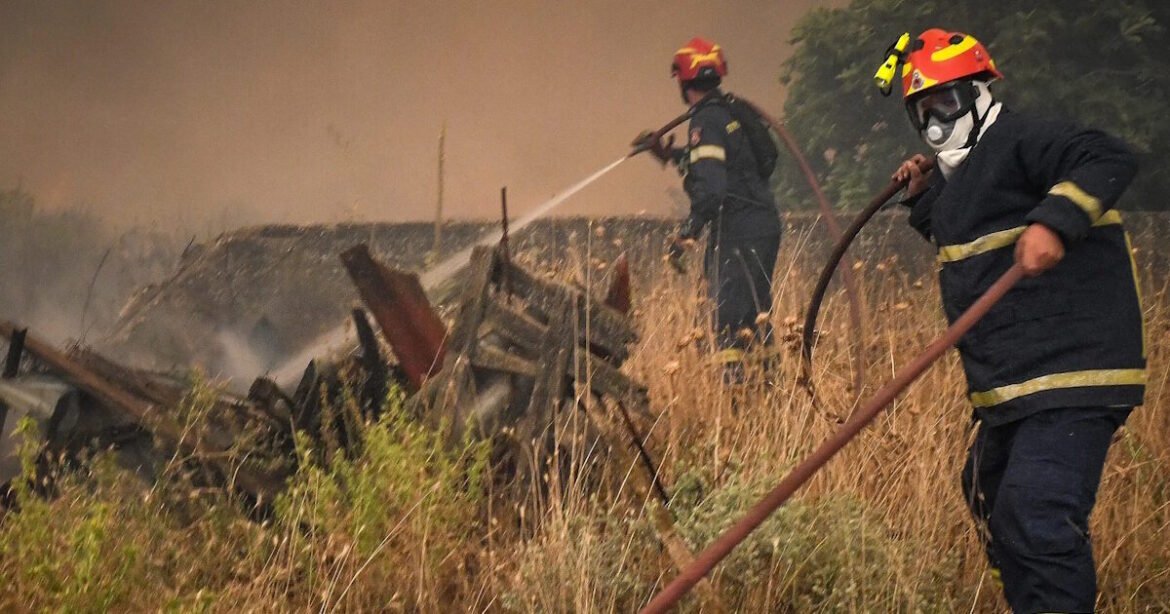 Φωτιά στη Σητεία, 30 πυροσβέστες και 2 ομάδες δασοκομάντο στη μάχη με τις φλόγες