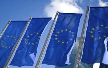 Η ΕΚΤ «ζυγίζει» τις αποφάσεις για τα επιτόκια μετά το ράλι πετρελαίου και φυσικού αερίου