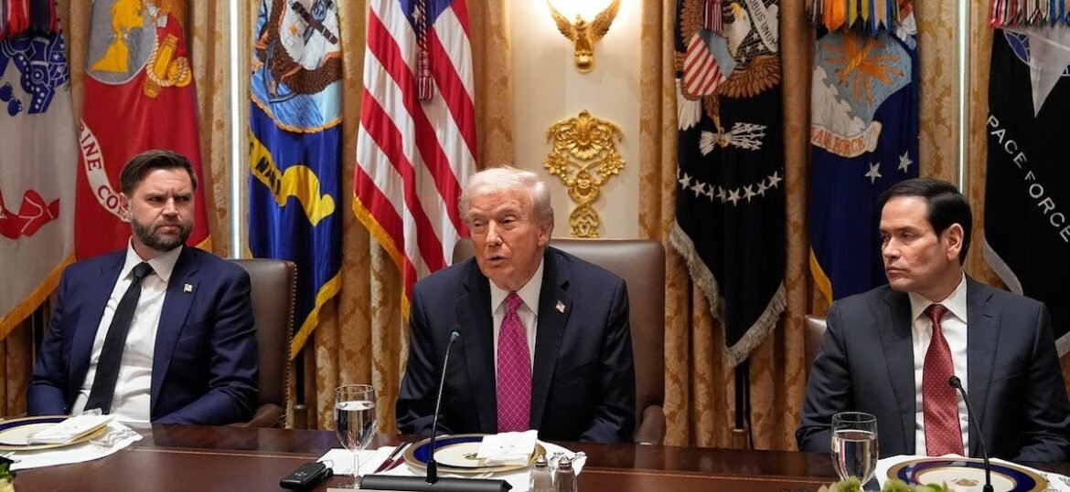 Διασπασμένη η «αυλή του Τραμπ» για τον πόλεμο στο Ιράν: Τι τον συμβουλεύουν Ρούμπιο και Βανς