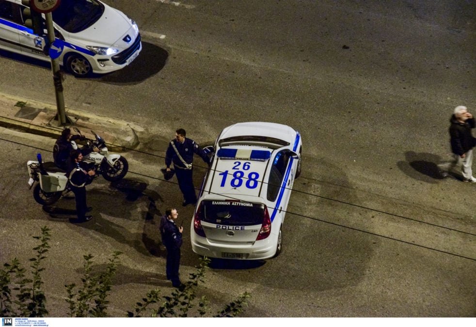 Θεσσαλονίκη: Βγήκε στο μπαλκόνι του σπιτιού του με δύο κυνηγετικά όπλα και απειλούσε τους γείτονες