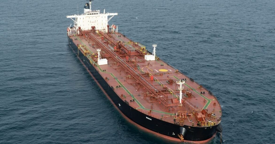 Politico: Το «ράλι» στην τιμή του πετρελαίου ρίχνει σωσίβιο στον «σκιώδη στόλο» της Ρωσίας