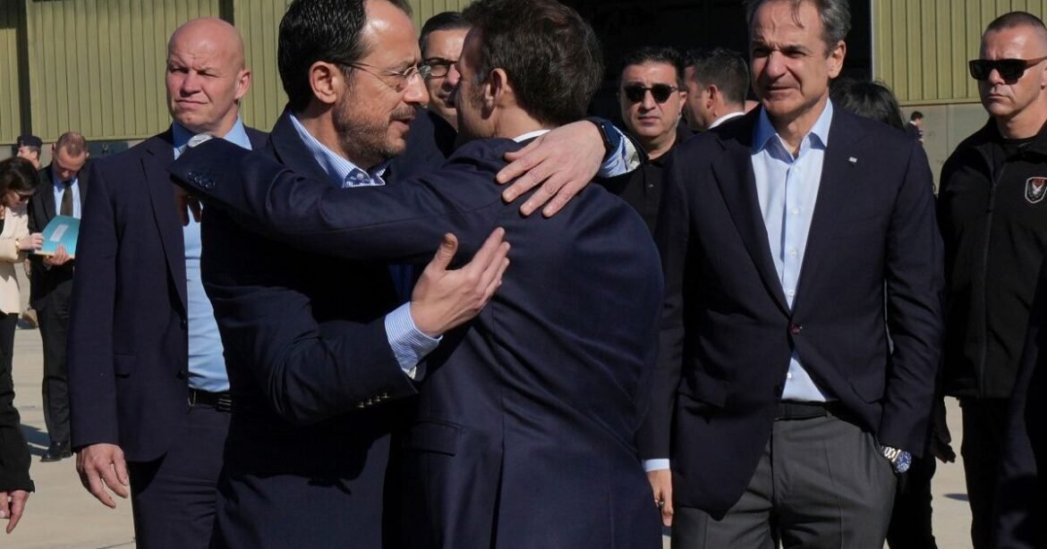 Άγριο τρολάρισμα Daily Mail σε Στάρμερ με την αγκαλιά Μακρόν – Χριστοδουλίδη