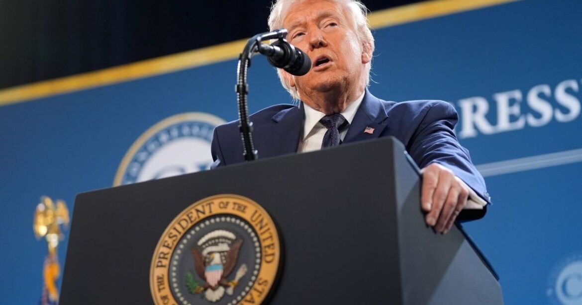 Τραμπ σε παροξυσμό: Πόλεμος μέχρι την τελική νίκη, δολοφονία Μοτζτάμπα Χαμενεΐ, κατάληψη Στενών του Ορμούζ