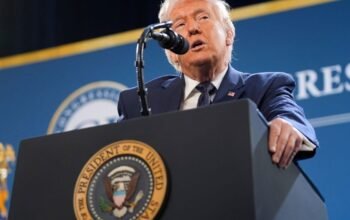 Τραμπ σε παροξυσμό: Πόλεμος μέχρι την τελική νίκη, δολοφονία Μοτζτάμπα Χαμενεΐ, κατάληψη Στενών του Ορμούζ