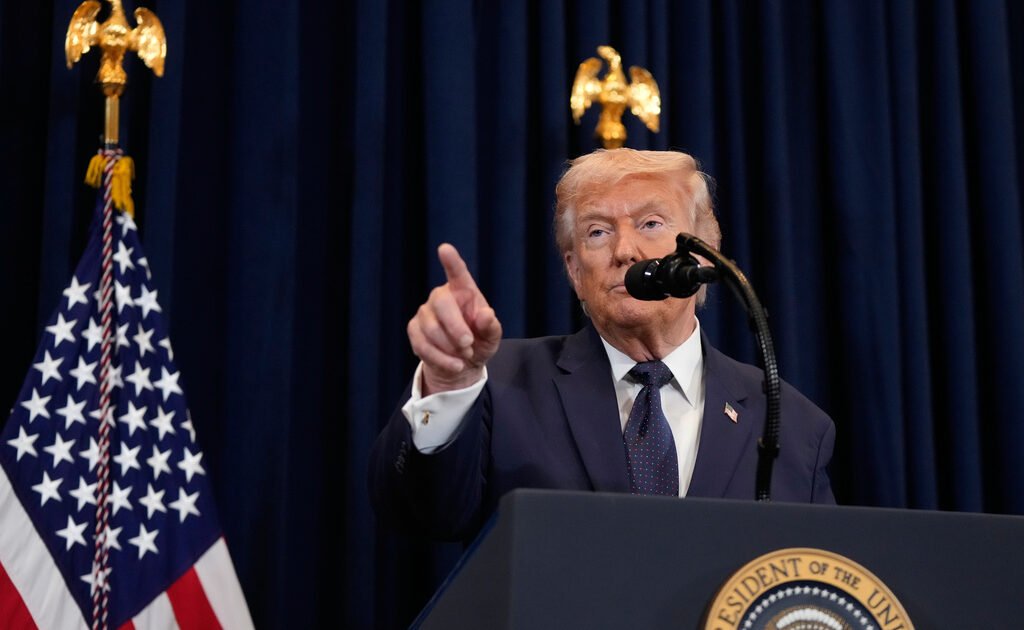 Τραμπ: «Θάνατος, φωτιά και οργή στο Ιράν, αν κλείσει τα Στενά του Ορμού»