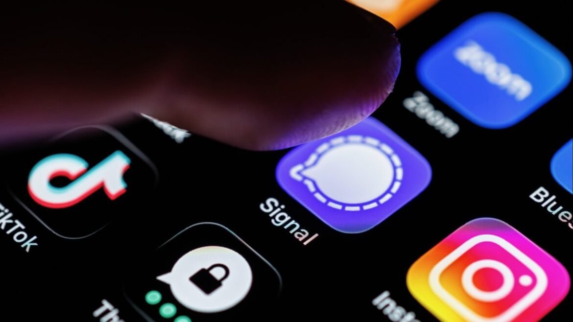 Παγκόσμιος συναγερμός: Ρώσοι χάκερς «κυνηγούν» κωδικούς WhatsApp και Signal με ψεύτικα chatbots