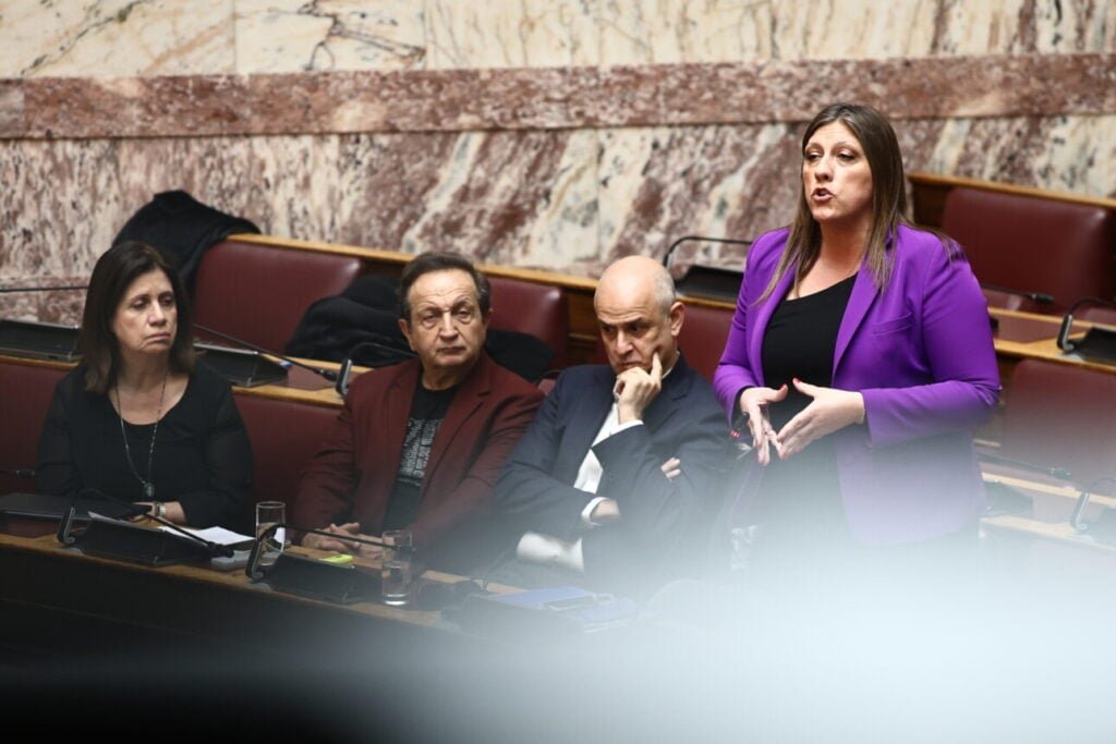 Η Ζωή ξαναχτυπά: Στο… γουδί της νέας πρόζας, Επσταϊν, ΟΠΕΚΕΠΕ, Σοφία Μητσοτάκη, Τσερνόμπιλ και λίστα Λαγκάρντ