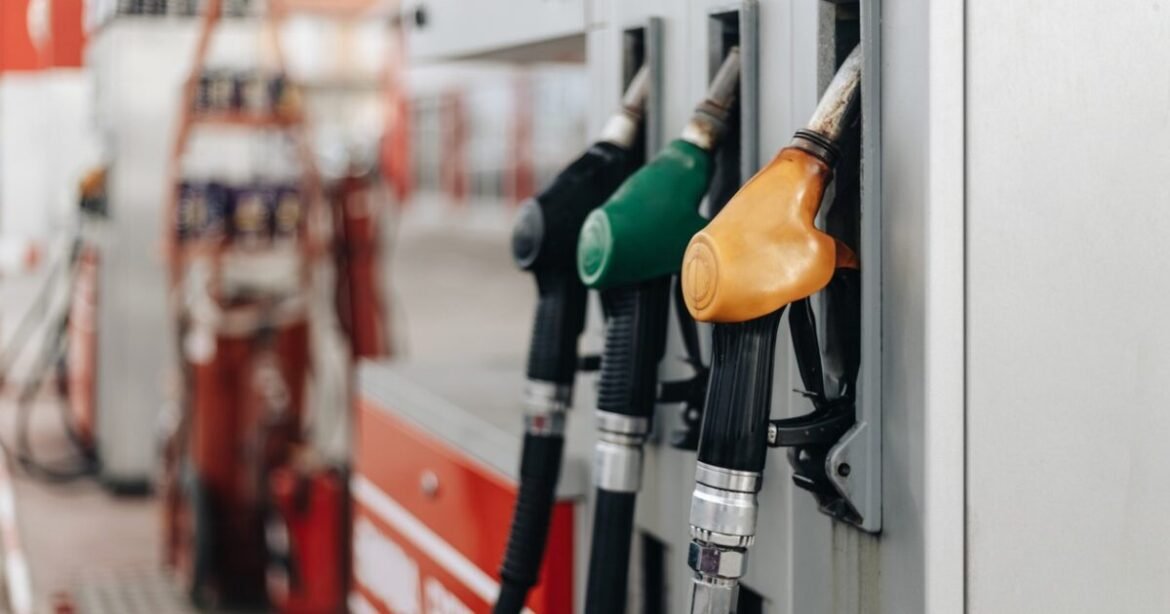 Μέτρα κατά της ακρίβειας: Στα 12 λεπτά το πλαφόν στο περιθώριο κέρδους στα πρατήρια καυσίμων για περιορισμό της αισχροκέρδειας