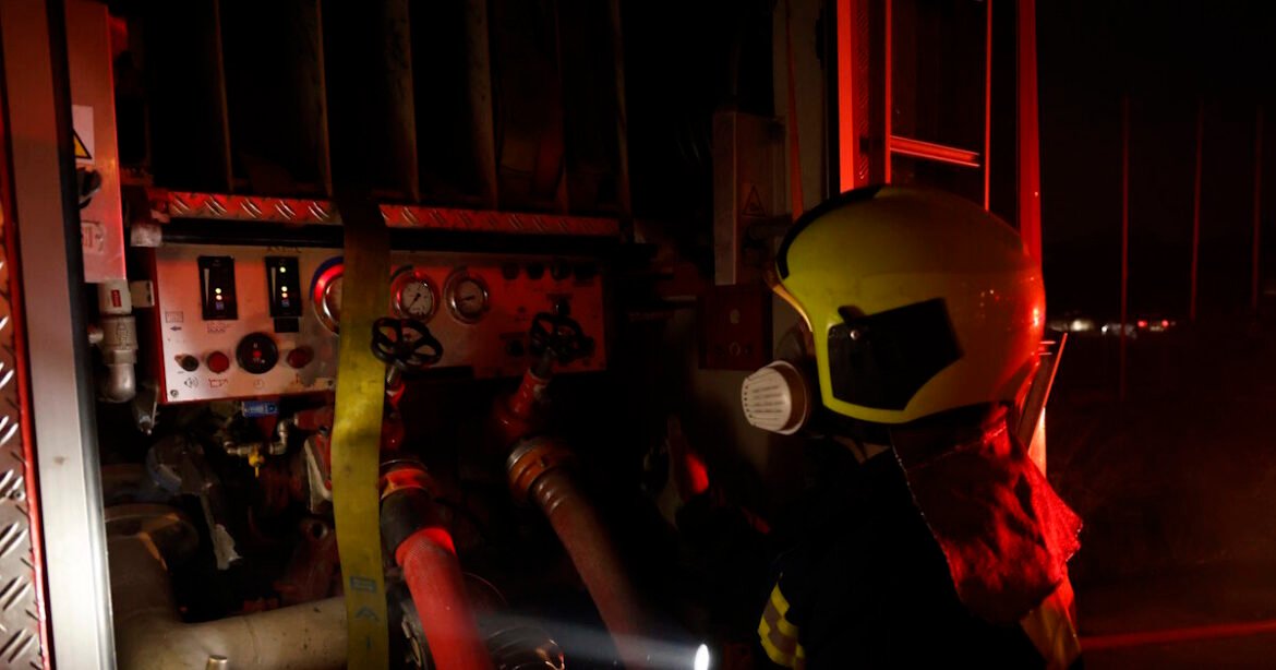 Πυρκαγιά στη λεωφόρο Βάρης – Κορωπίου σε κατάστημα με ηλεκτρικά σκούτερ