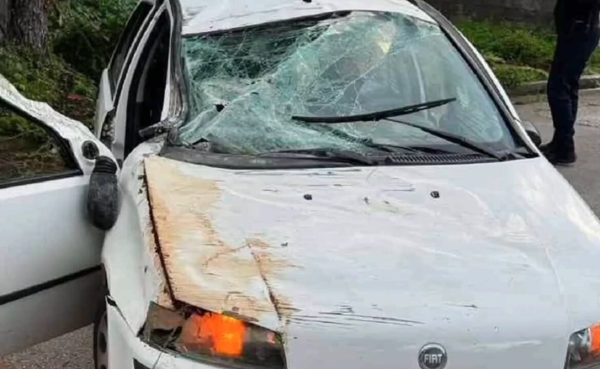 Σοβαρό τροχαίο στη Βούλα με μία οδηγό ταξί βαριά τραυματισμένη