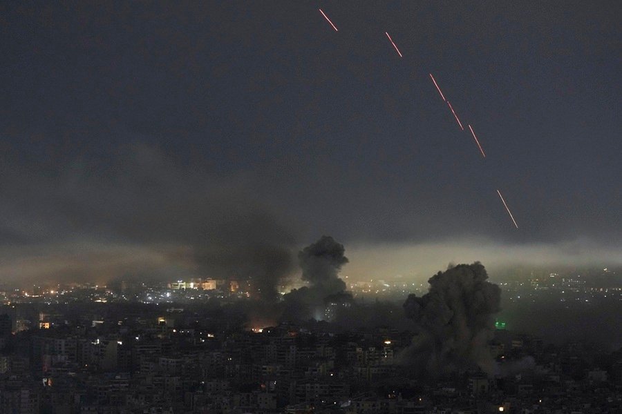 «Το Ιράν είναι κοντά στην ήττα», λέει ο Τραμπ – Επιθέσεις και αντίποινα σε πολλά μέτωπα τη νύχτα – LIVE BLOG