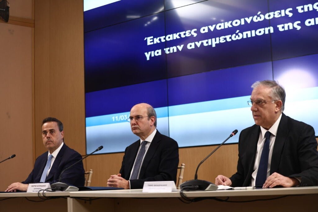 Πλαφόν σε τρόφιμα-καύσιμα: Το μυαλό μας δεν είναι στις εκλογές, αλλά στον χειρισμό της κρίσης, λένε στην κυβέρνηση