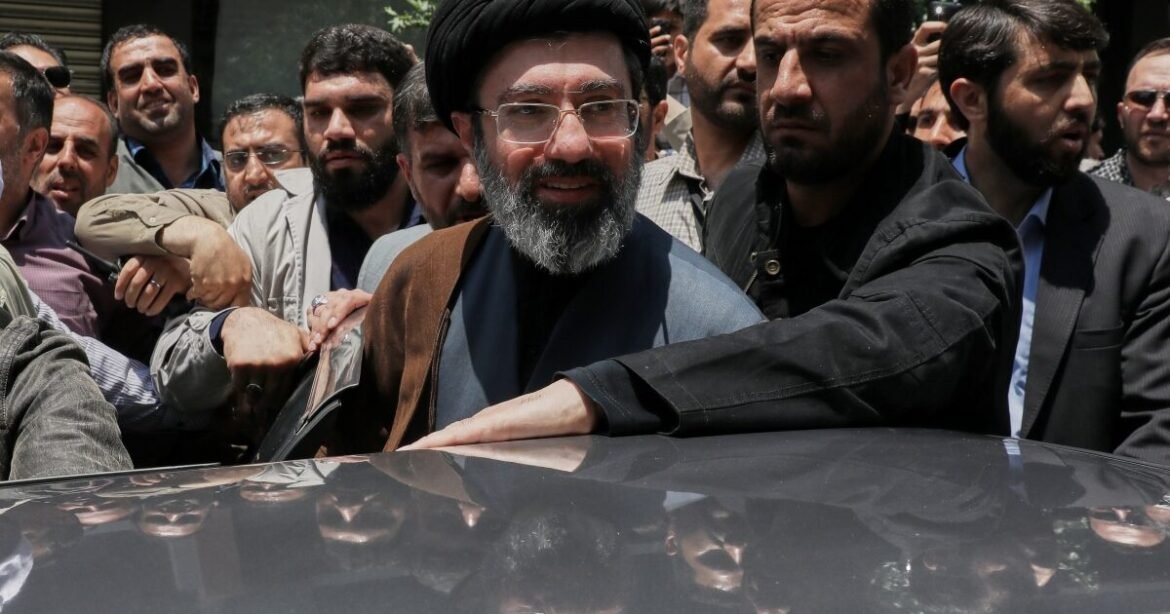 Μοτζτάμπα Χαμενεΐ: Ξεγέλασε τον θάνατο για δευτερόλεπτα – Είχε βγει στην αυλή ενώ έπεφταν πύραυλοι (Ηχητικό ντοκουμέντο)