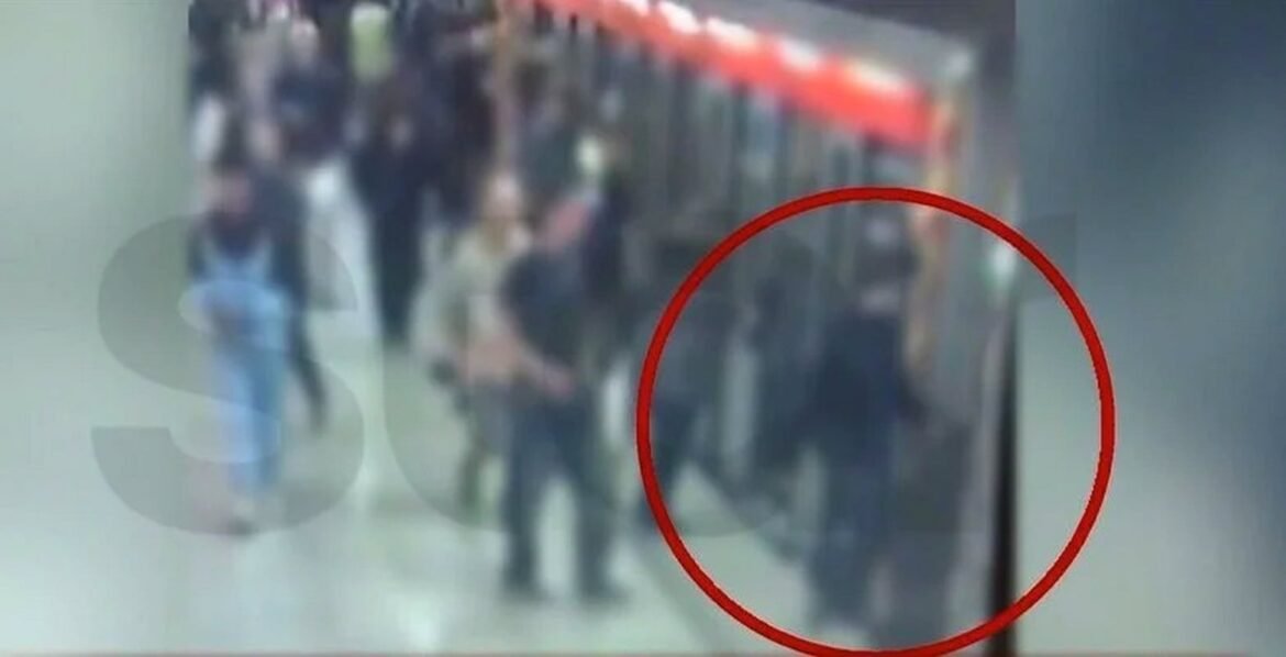 2 νεαροί “γατζώθηκαν” έξω από βαγόνι στο μετρό μιμούμενοι challenge από το Tik Tok – Δείτε το βίντεο
