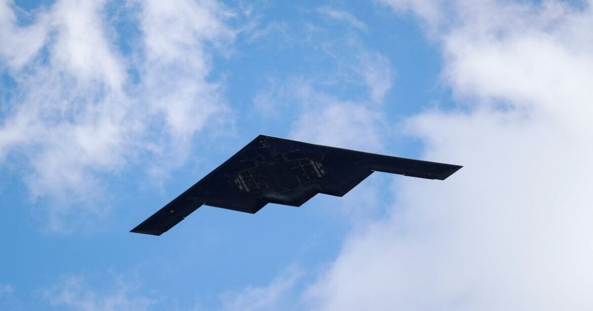 Βίντεο με «αόρατα» βομβαρδιστικά B-2 προς το Ιράν: Πυραυλικό μπαράζ από τους Φρουρούς της Επανάστασης