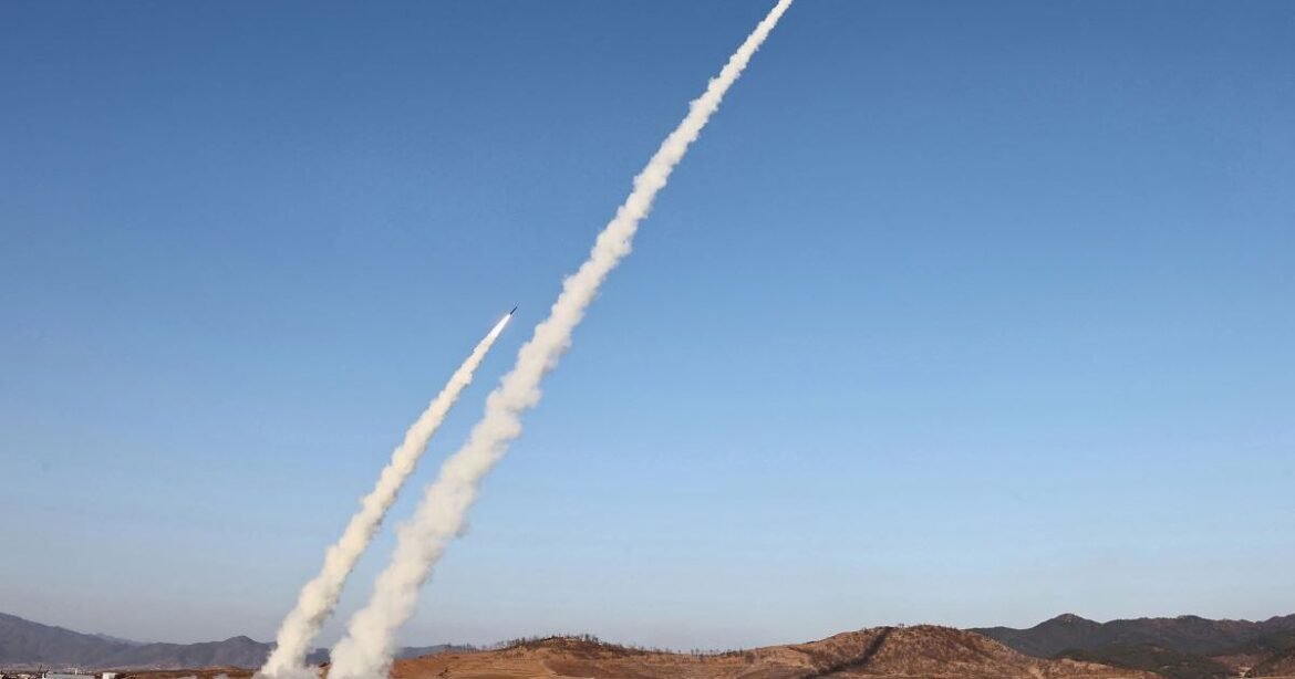 Ο Κιμ το «πάτησε»: Η Βόρεια Κορέα εκτόξευσε 10 βαλλιστικούς πυραύλους