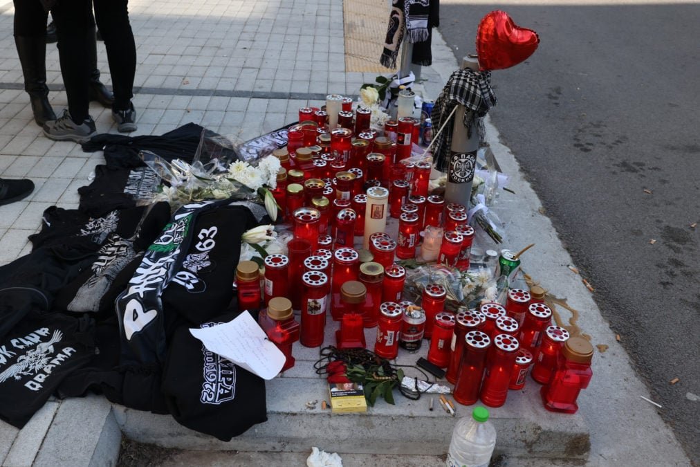 Θεσσαλονίκη: Αυτοσχέδιο μνημείο στο σημείο όπου δολοφονήθηκε ο 20χρονος – «Καλό ταξίδι Κλεομένη, συγγνώμη