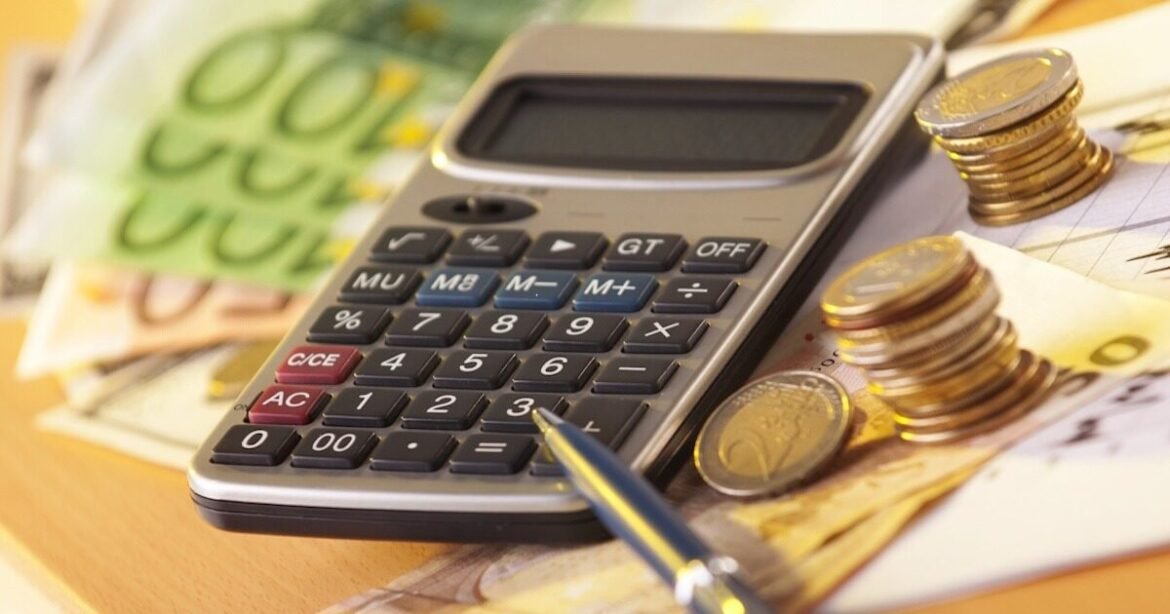 ΑΑΔΕ: Πάνω από 75 δισ. ευρώ σε έσοδα θα εισπραχθούν το 2026 – Σχεδόν 30 δισ. ευρώ ο ΦΠΑ